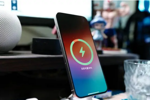 容城苹果15换屏服务分享用什么充电器给iPhone15充电更好 